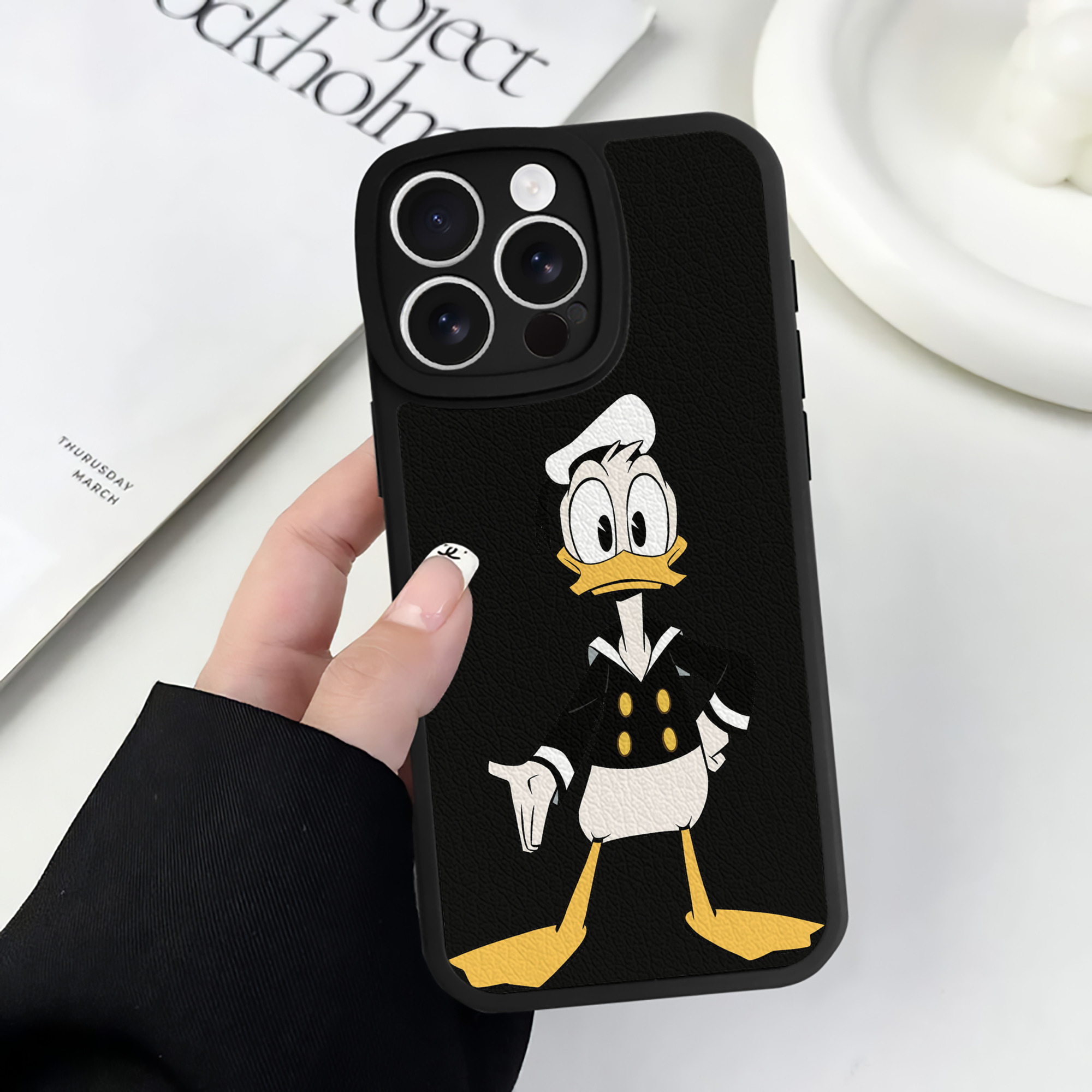 （画像用） ミッキーマウス Mickey Mouse 【iPhone 16シリーズ対応】シリコンスマホケース（レザー調） 材質：シリコン